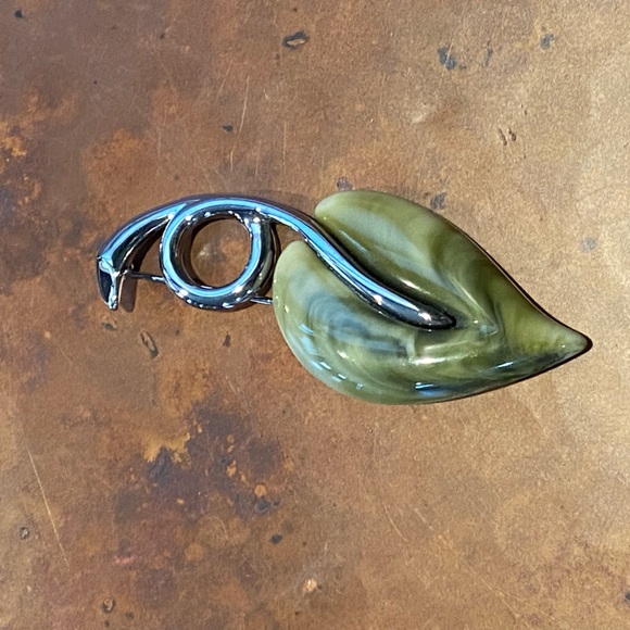 LIZ Claiborne Brooch Green Marbled Lucite Leaf with silver finish stem! EUC - Picture 6 of 7